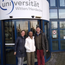Julia Fricke (links) Lehrbeauftragte für Traditionelle chinesische Medizin (TCM) Koordinatorin der TCM-Ausbildung Private Universität Witten/Herdecke Naomie Cayemitte-Rückner (Mitte) Lehrbeauftragte für Zentrale Mastoid Somatotopie Private Universität Witten/Herdecke Thomas Schockert (rechts) Lehrbeauftragter für Yamamoto Neue Schädelakupunktur (YNSA) Private Universität Witten/Herdecke 